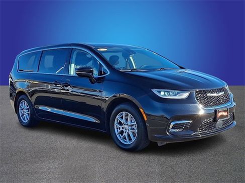 Used 2024 Chrysler Pacifica Touring-L image 3