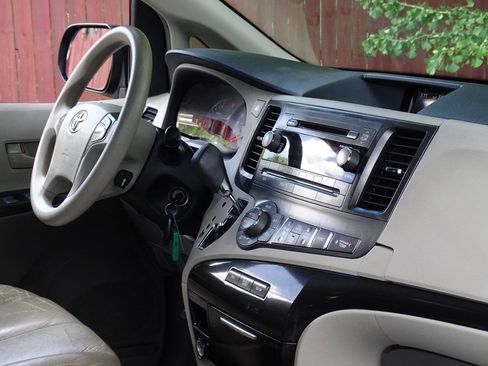 Used 2014 Toyota Sienna LE FWD image 35