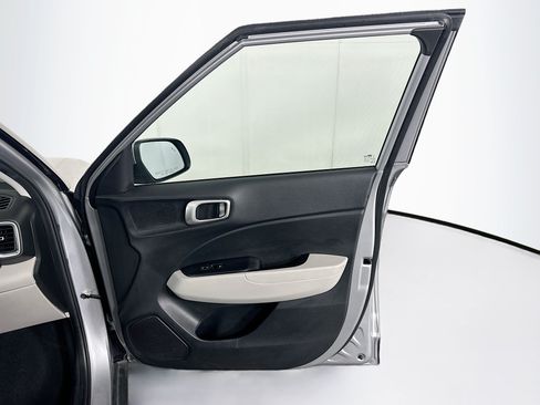 Used 2025 Hyundai Venue SEL FWD image 31