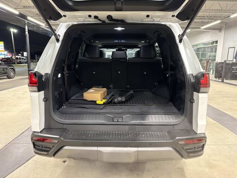 Certified 2025 Lexus LX 600 4WD w/ Luxury Package image 11