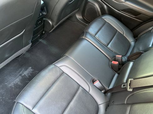 Used 2023 GMC Acadia SLT image 16