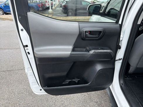 Used 2019 Toyota Tacoma SR5 AWD/4WD image 15