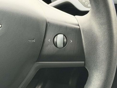 Used 2021 Tesla Model Y Long Range image 16