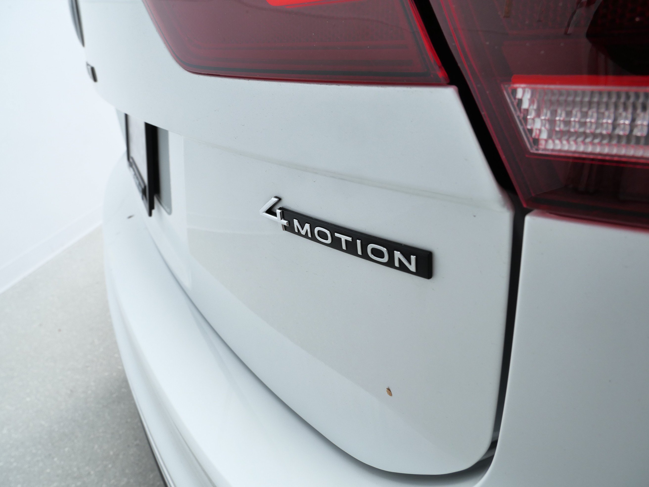 Used 2024 Volkswagen Tiguan SEL R-Line w/ MDO Package, Two-Row AWD/4WD image 6