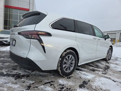 Used 2025 Toyota Sienna XLE image 8