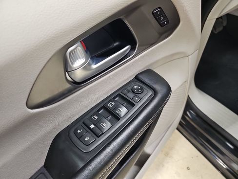 Used 2021 Chrysler Pacifica Touring-L image 11