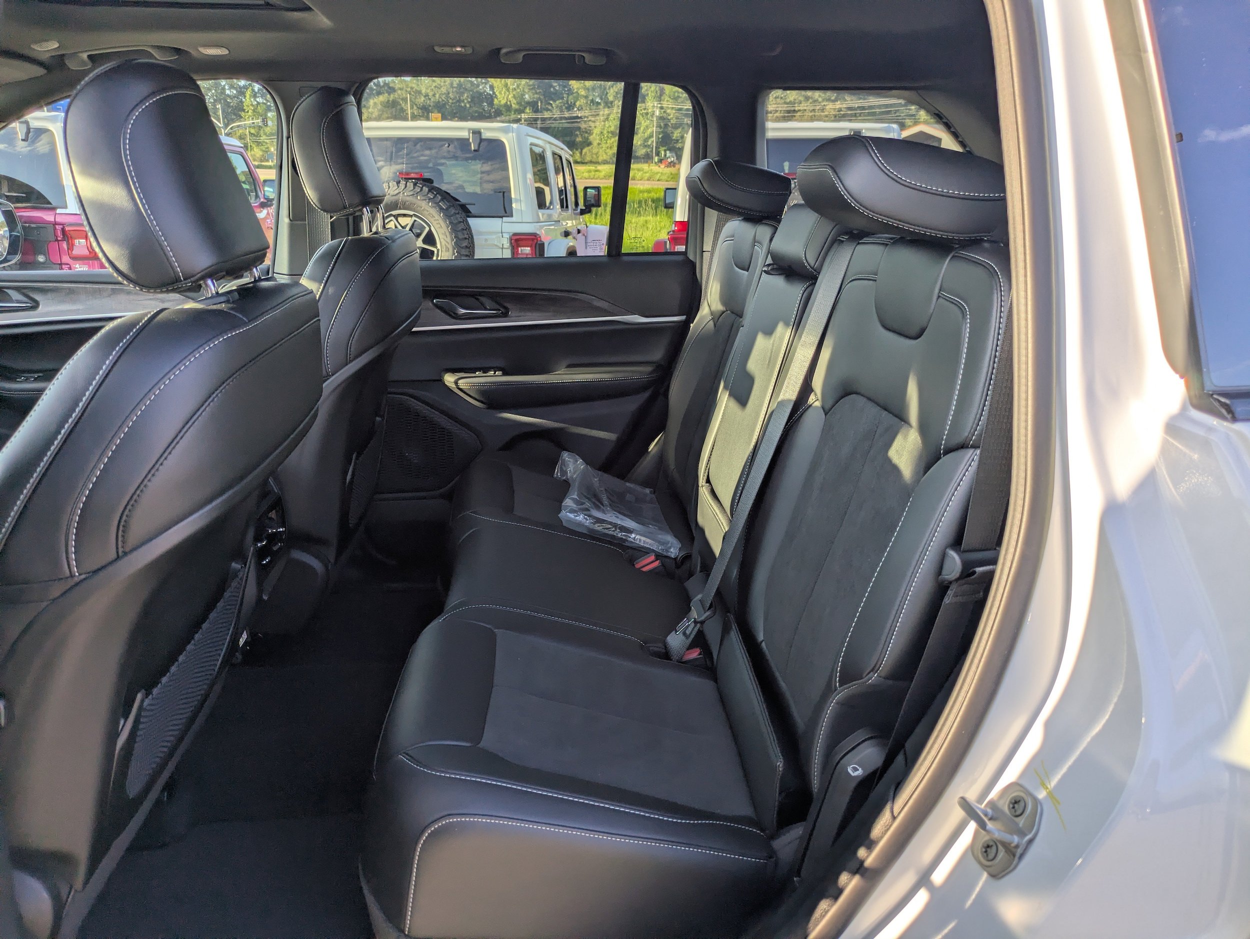 New 2027 Jeep Grand Cherokee Altitude RWD image 8