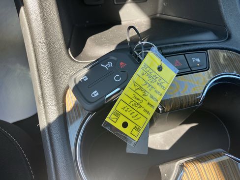 Used 2023 GMC Acadia SLE w/ Driver Convenience Package image 29