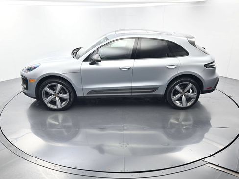 Certified 2025 Porsche Macan AWD/4WD image 36