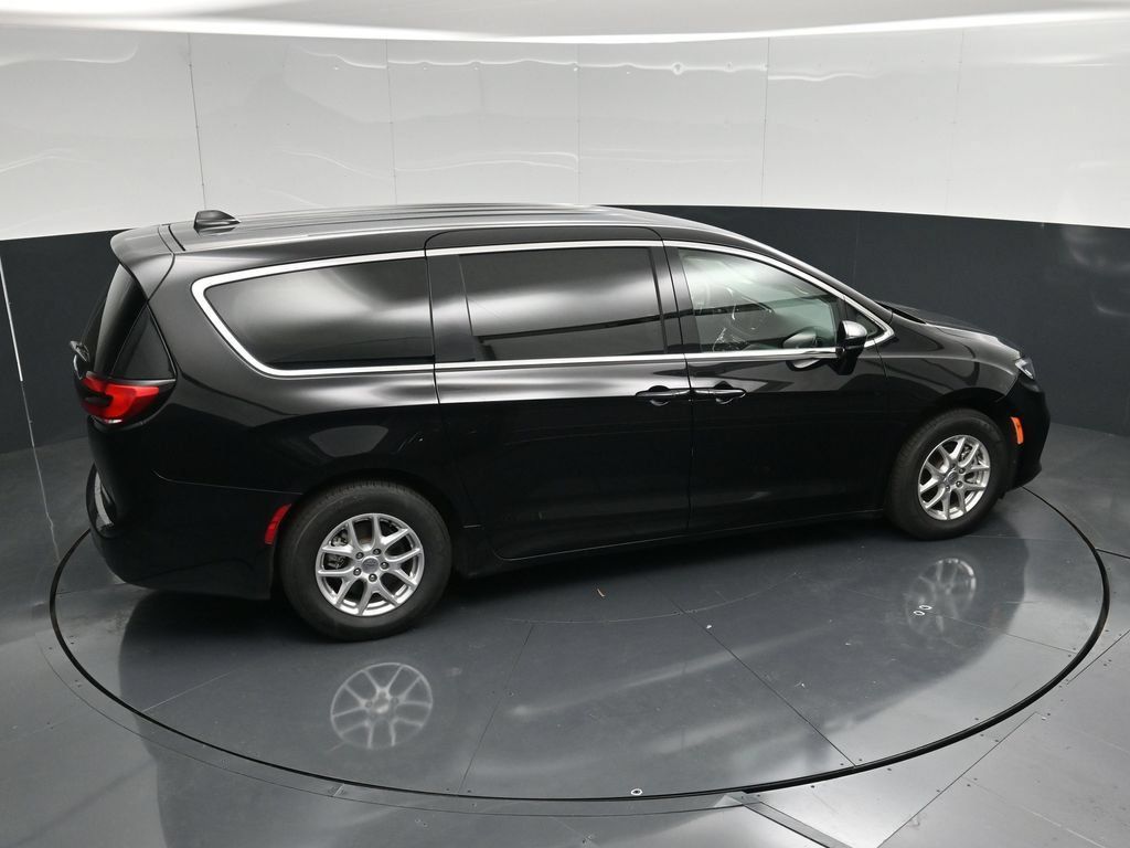 Used 2024 Chrysler Pacifica Touring-L FWD image 41