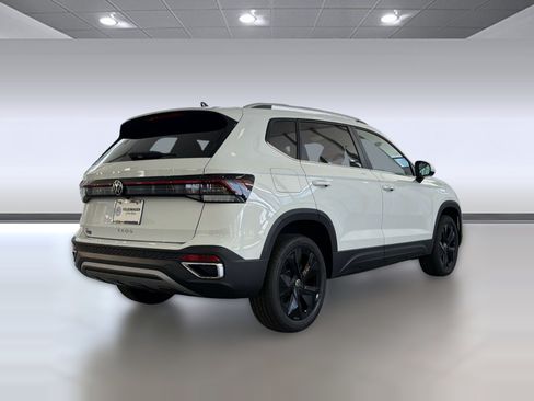 New 2026 Volkswagen Taos SE FWD image 9