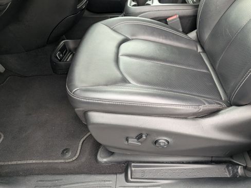 Used 2024 Chrysler Pacifica Select image 18