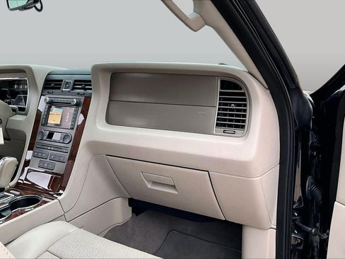 Used 2014 Lincoln Navigator 4WD image 17
