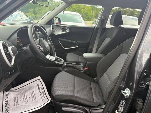 Used 2023 Kia Soul LX w/ LX Technology Package FWD image 17