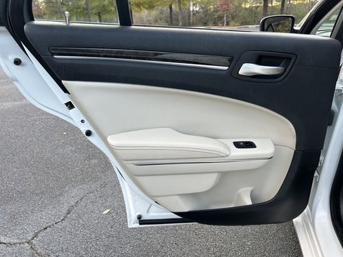 Used 2016 Chrysler 300 C image 61