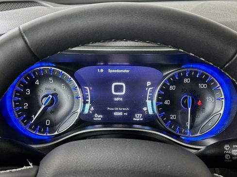 Used 2024 Chrysler Pacifica Touring-L FWD image 12