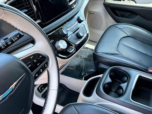 Used 2018 Chrysler Pacifica Limited w/ Advanced Safetytec Group FWD image 15