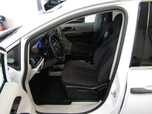 Used 2020 Chrysler Voyager L FWD image 4