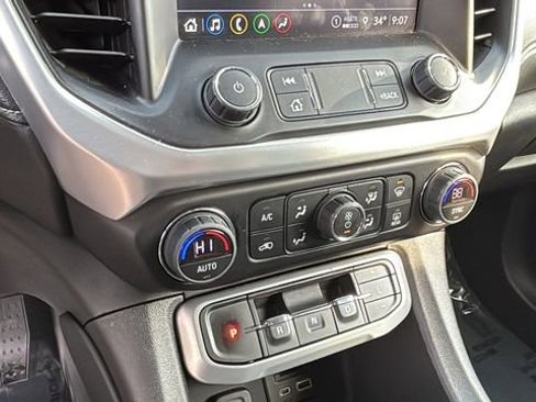 Used 2023 GMC Acadia SLT image 30