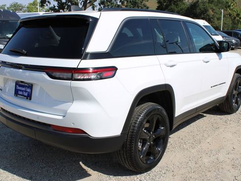 New 2026 Jeep Grand Cherokee Limited w/ Limited Altitude Package AWD/4WD image 4