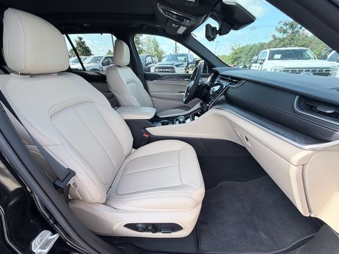 Used 2025 Jeep Grand Cherokee Limited w/ Luxury Tech Group II RWD image 26