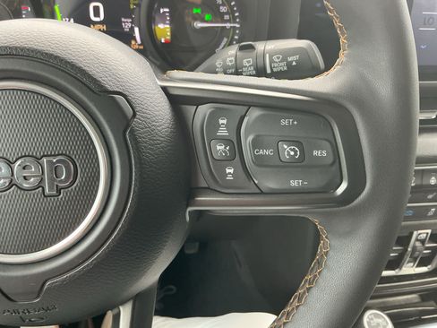 Used 2024 Jeep Wrangler Unlimited w/ Convenience Group AWD/4WD image 19