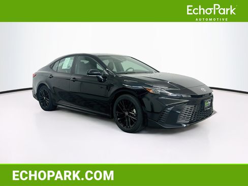 Used 2025 Toyota Camry SE FWD image 1