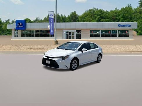 Used 2022 Toyota Corolla LE FWD image 3