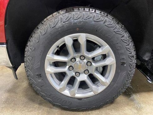 Used 2022 Chevrolet Silverado 1500 LT AWD/4WD image 2