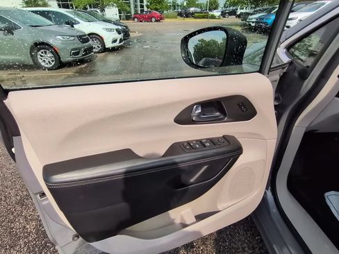 Used 2023 Chrysler Pacifica Touring-L FWD image 9