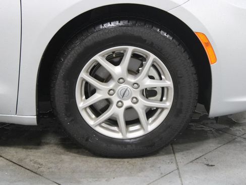 Used 2024 Chrysler Pacifica Touring-L FWD image 12