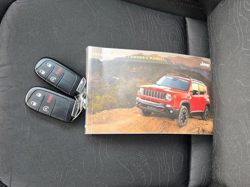 Used 2023 Jeep Renegade Trailhawk AWD/4WD image 10