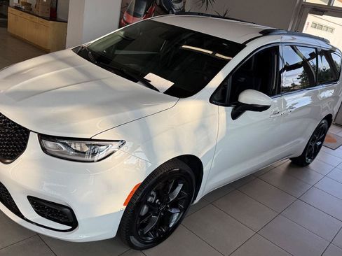 Used 2023 Chrysler Pacifica Touring-L w/ S Appearance Package AWD/4WD image 10