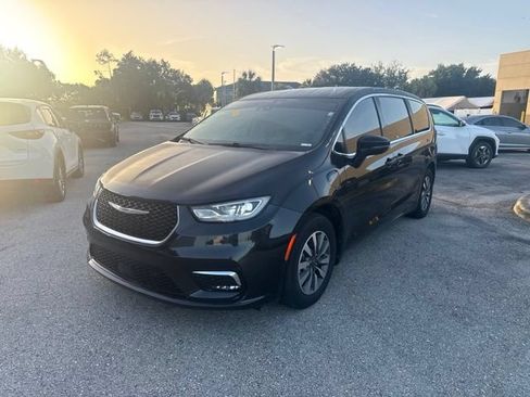 Used 2022 Chrysler Pacifica Touring-L w/ Uconnect Theater Family Group FWD image 4