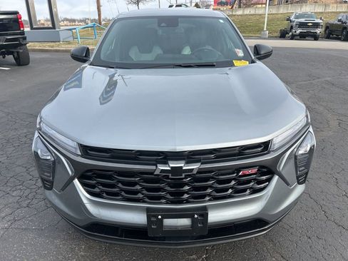 Used 2024 Chevrolet Trax RS w/ Driver Confidence Package image 2