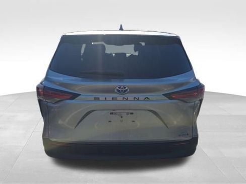 Used 2021 Toyota Sienna XLE FWD image 4