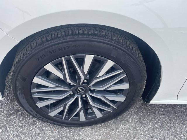 Used 2025 Nissan Altima 2.5 SV FWD image 11