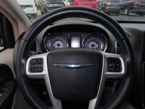 Used 2014 Chrysler Town & Country Touring FWD image 45