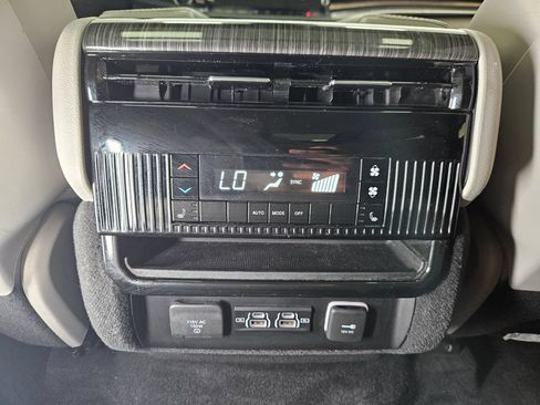 Used 2022 Jeep Wagoneer Series III w/ Premium Group I AWD/4WD image 13