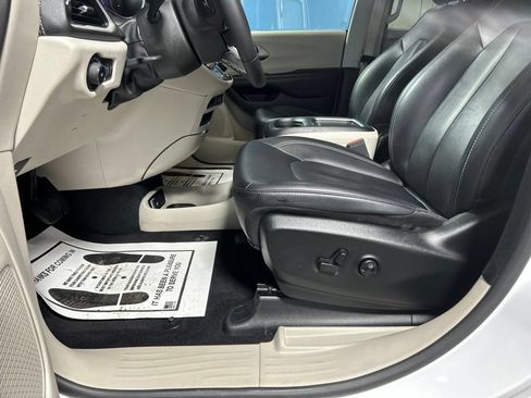 Used 2024 Chrysler Pacifica Limited FWD image 14