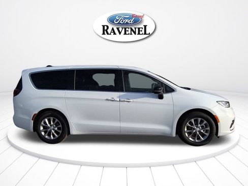 Used 2026 Chrysler Pacifica Limited FWD image 3