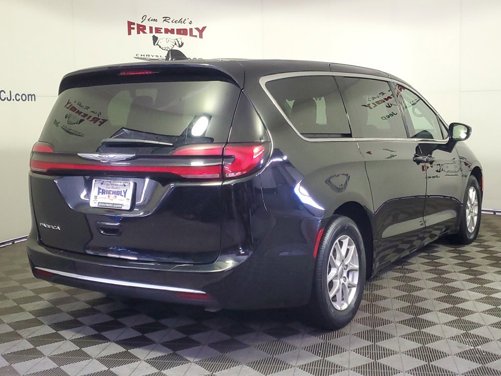 Used 2024 Chrysler Pacifica Touring-L FWD image 3