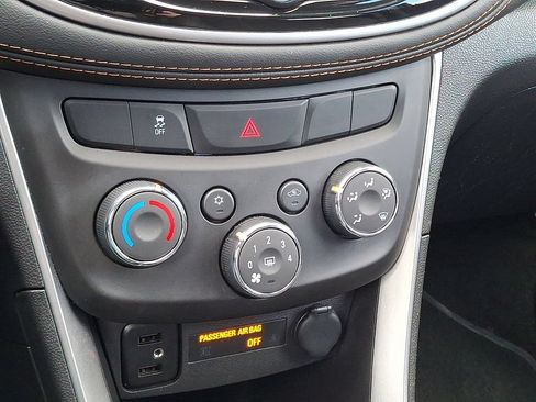 Certified 2022 Chevrolet Trax LT w/ LT Convenience Package AWD/4WD image 19