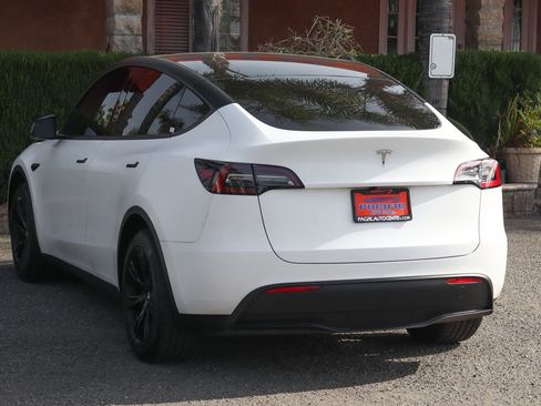 Used 2024 Tesla Model Y Long Range RWD image 6