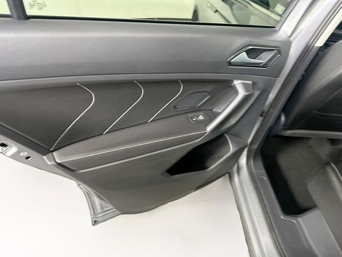 Used 2024 Volkswagen Tiguan SE image 25