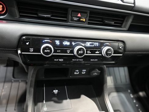 Used 2024 Honda Pilot Touring image 18