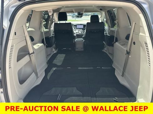 Used 2024 Chrysler Pacifica Touring-L FWD image 11