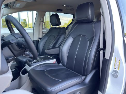 Used 2024 Chrysler Pacifica Touring-L image 14