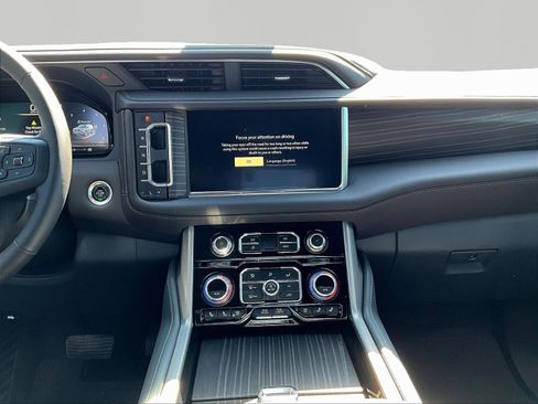 Used 2024 GMC Yukon Denali AWD/4WD image 9