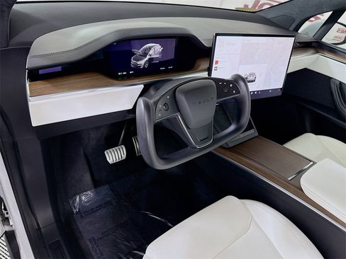 Used 2022 Tesla Model X image 16